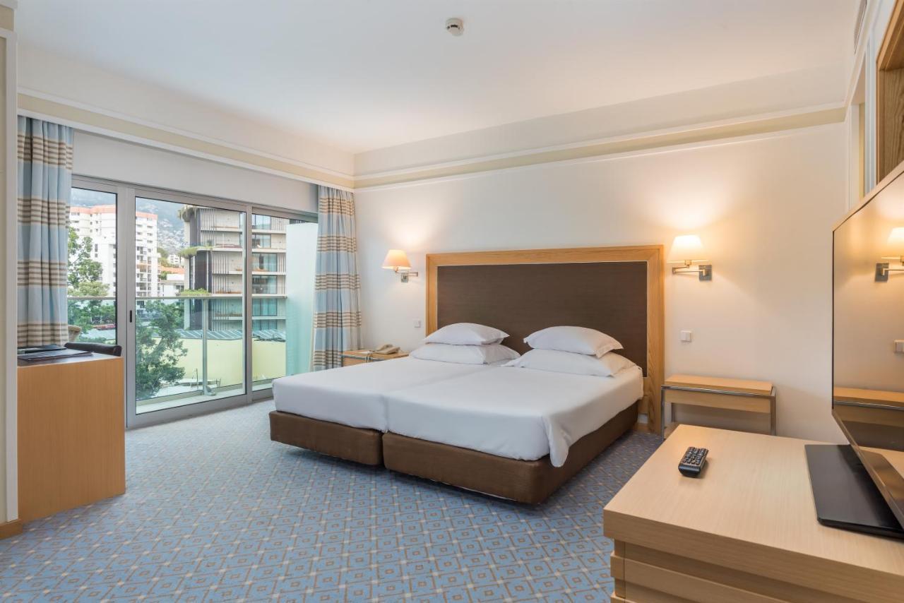 Pestana Carlton Madeira Ocean Resort Hotel Funchal  Exterior foto A room at the hotel