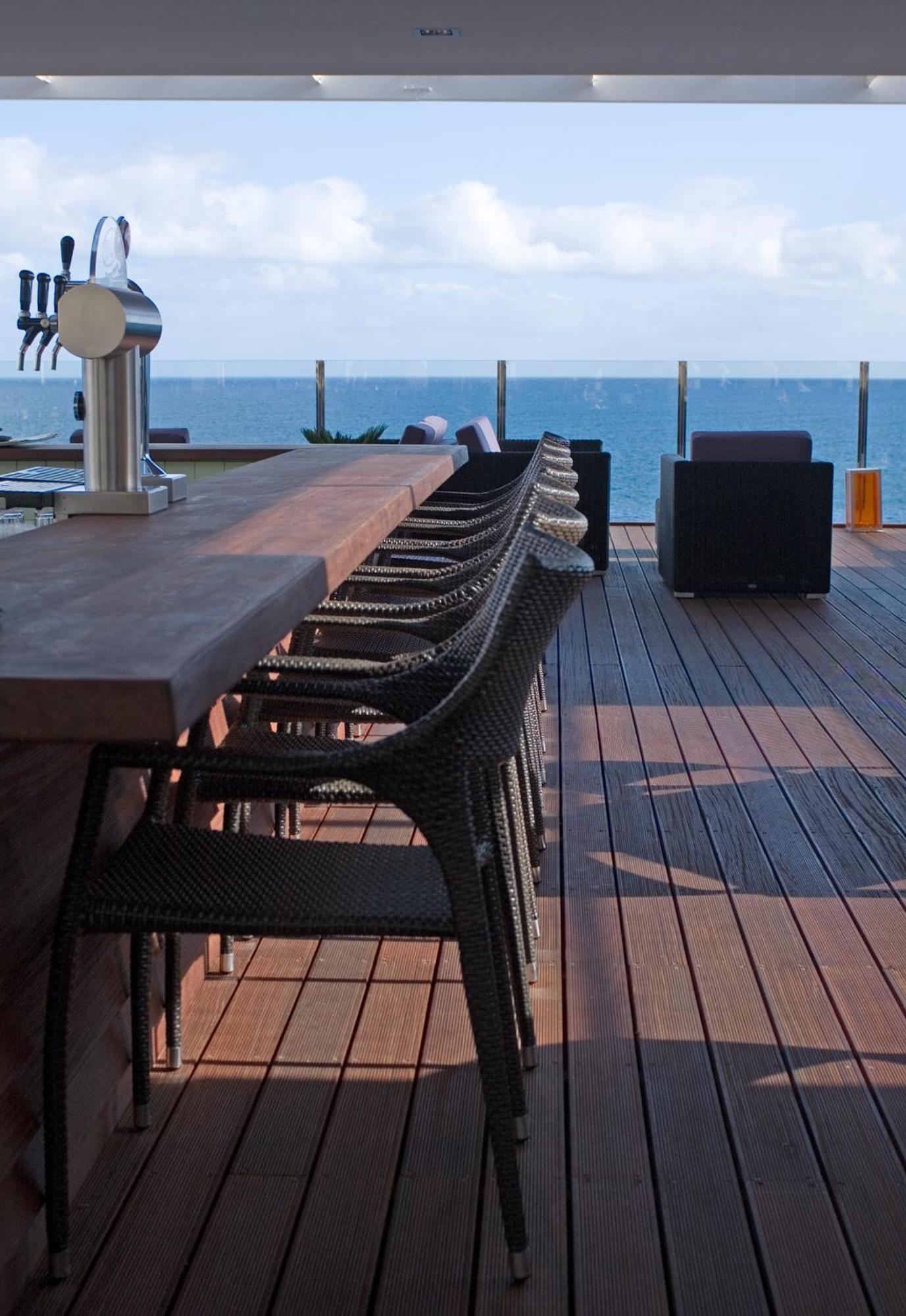 Pestana Carlton Madeira Ocean Resort Hotel Funchal  Exterior foto The bar on the deck of the Queen Mary 2