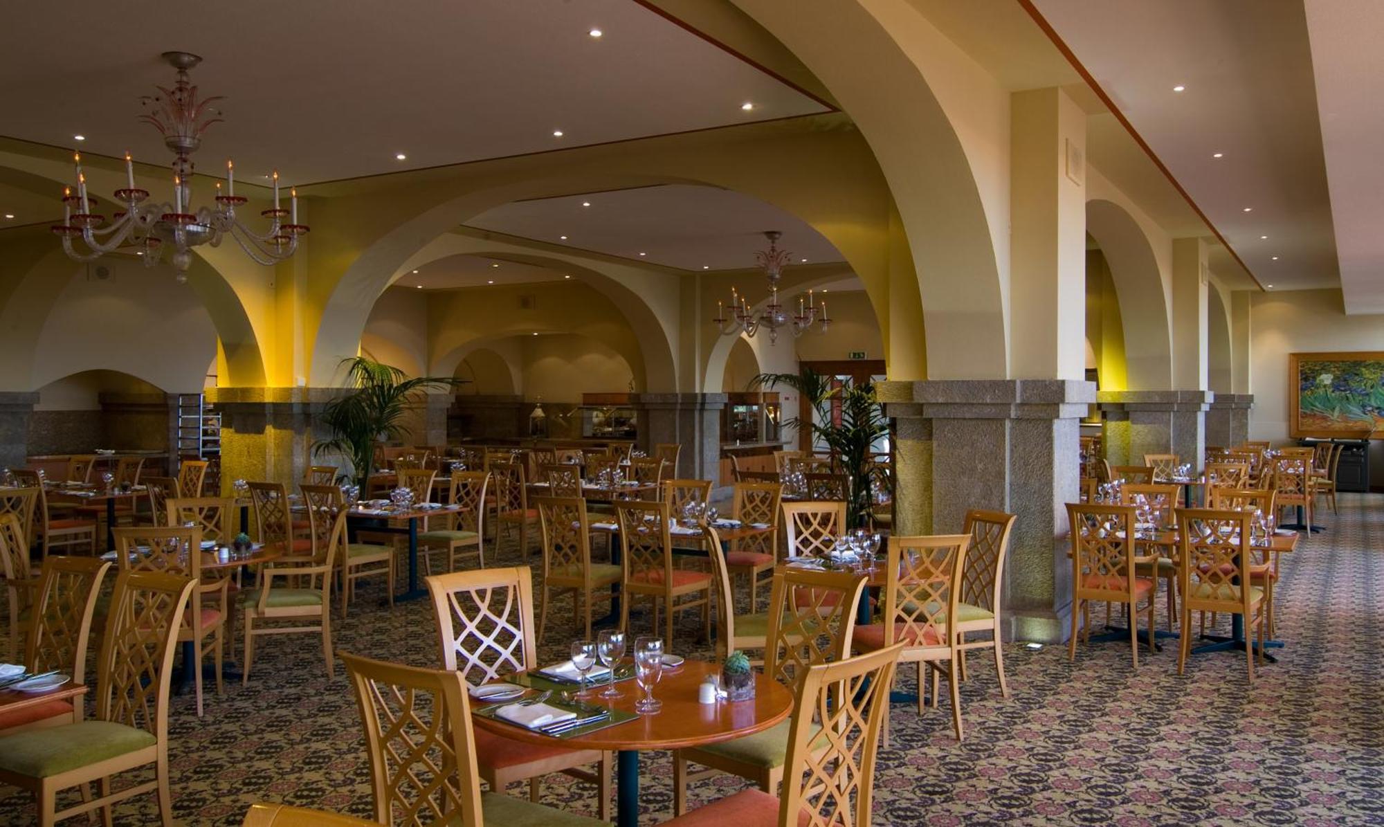 Pestana Carlton Madeira Ocean Resort Hotel Funchal  Exterior foto The restaurant at the Royal Automobile Club