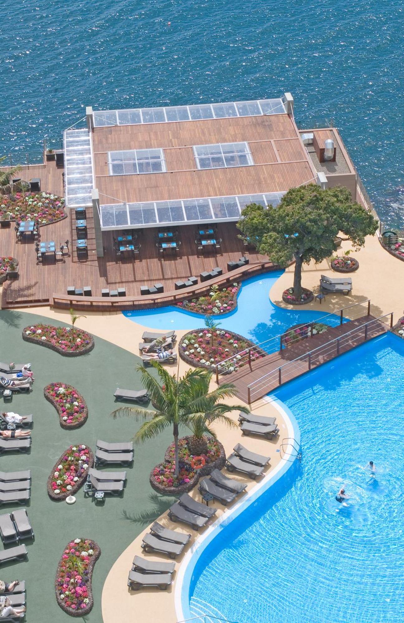 Pestana Carlton Madeira Ocean Resort Hotel Funchal  Exterior foto The pool at the hotel