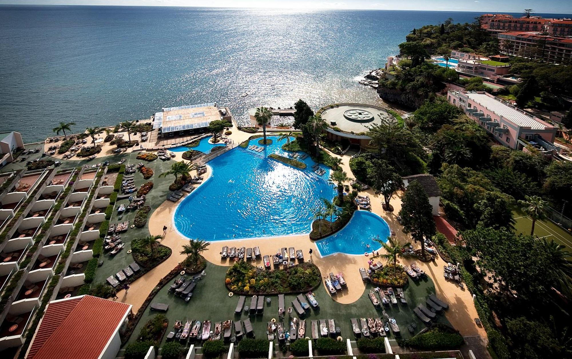 Pestana Carlton Madeira Ocean Resort Hotel Funchal  Exterior foto The swimming pool at the hotel