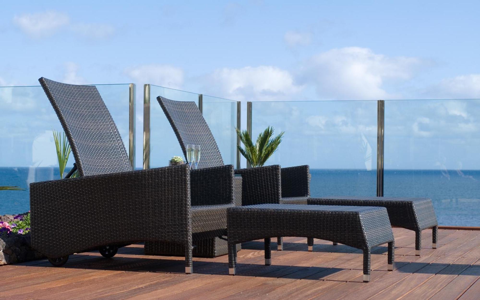 Pestana Carlton Madeira Ocean Resort Hotel Funchal  Exterior foto A glass balustrade