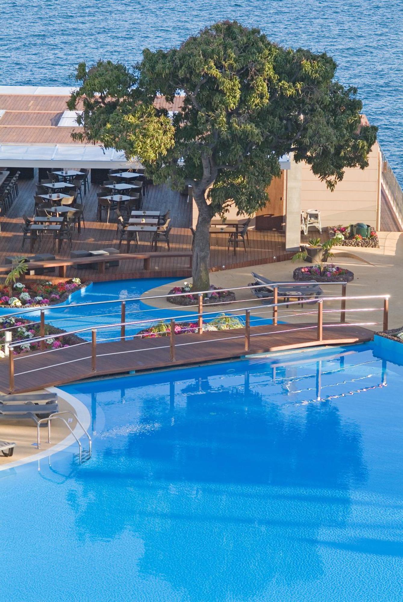 Pestana Carlton Madeira Ocean Resort Hotel Funchal  Exterior foto The pool at the hotel