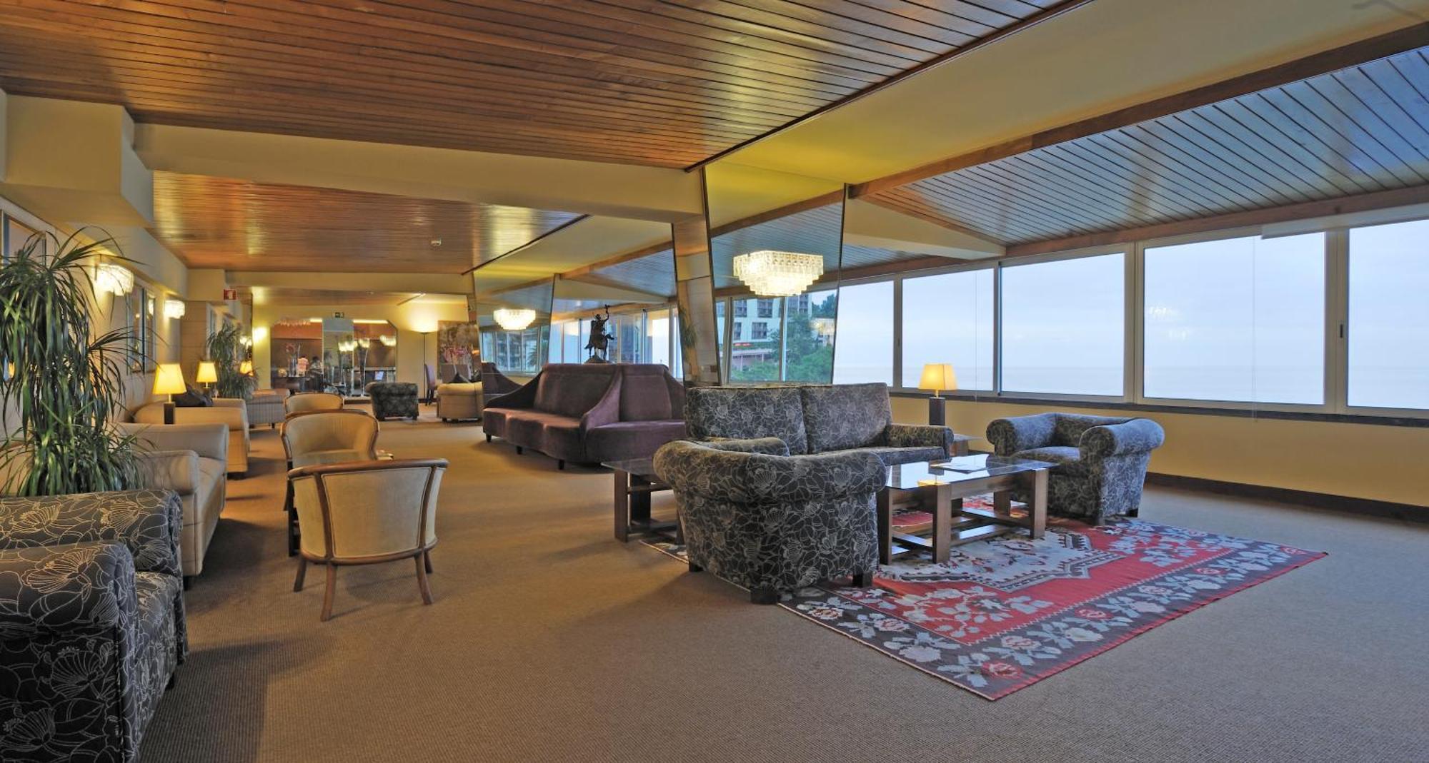 Pestana Carlton Madeira Ocean Resort Hotel Funchal  Exterior foto The lounge at the airport
