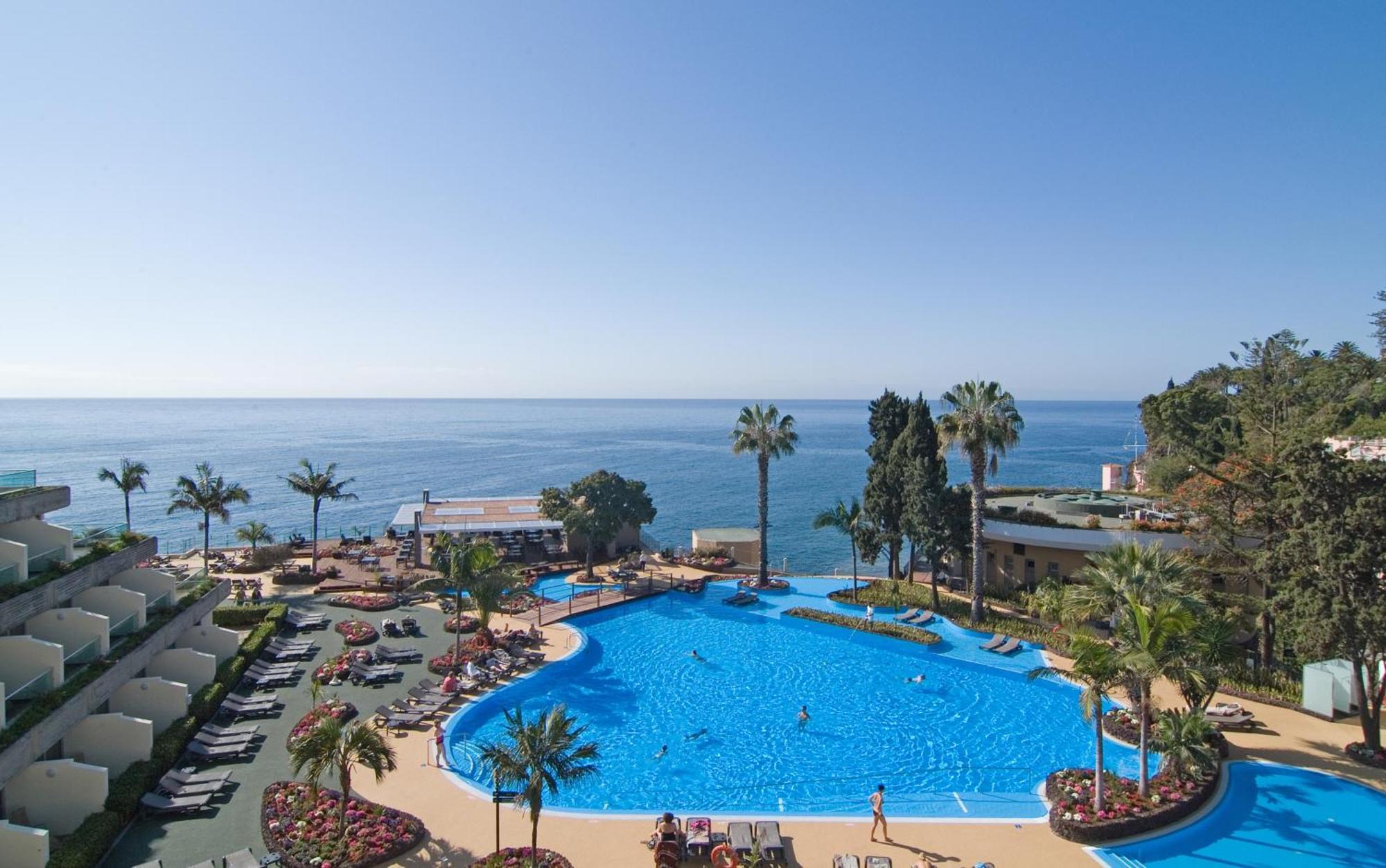 Pestana Carlton Madeira Ocean Resort Hotel Funchal  Exterior foto The pool at the hotel