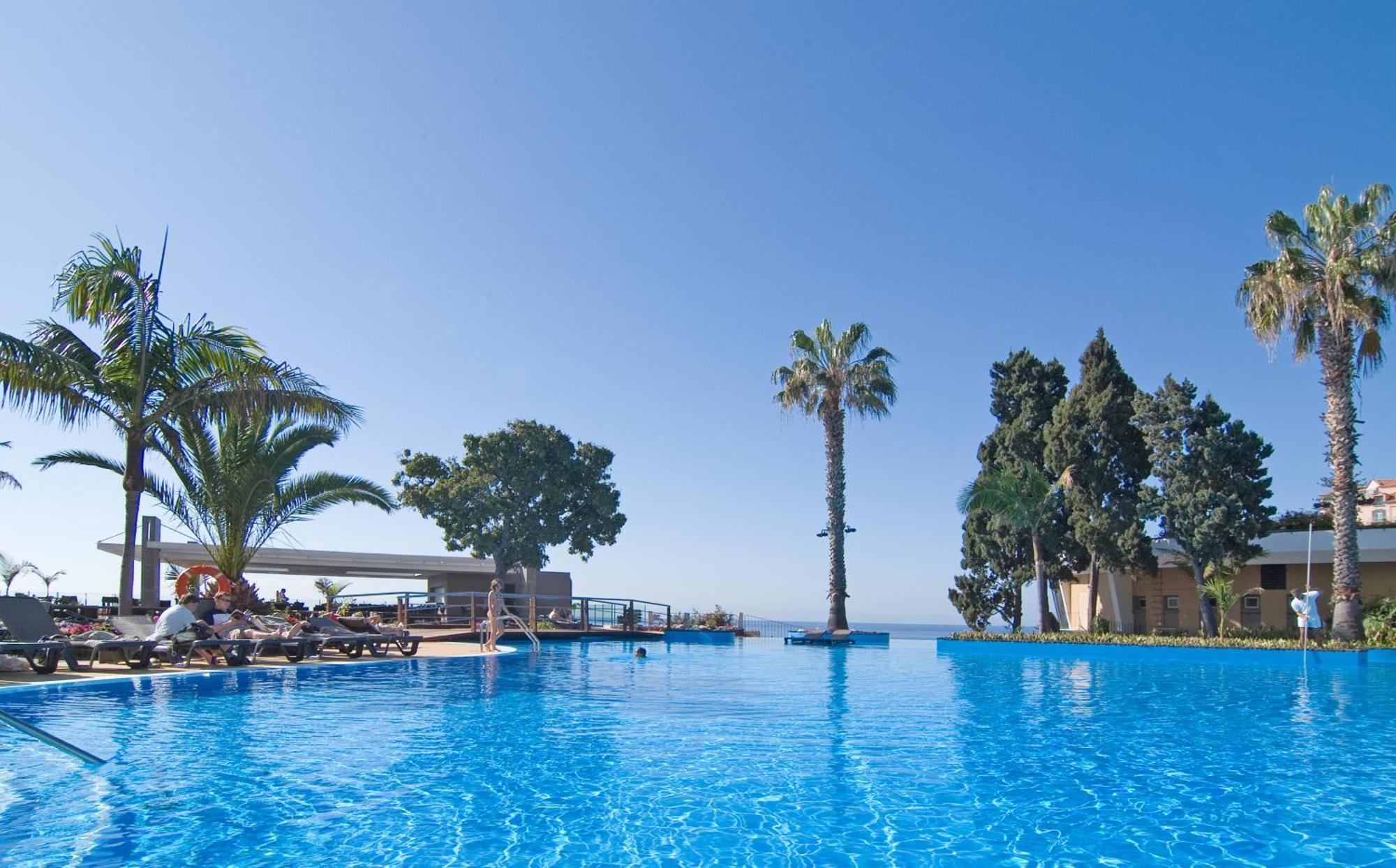Pestana Carlton Madeira Ocean Resort Hotel Funchal  Exterior foto Infinity pool at the Grand Resort