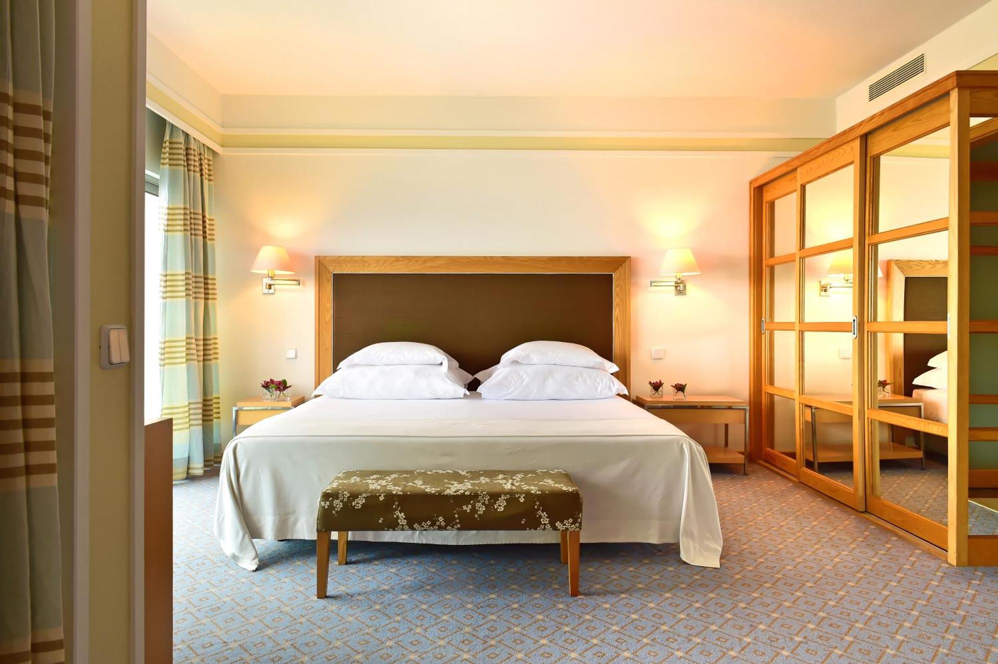 Pestana Carlton Madeira Ocean Resort Hotel Funchal  Exterior foto A bedroom at the Hotel de France